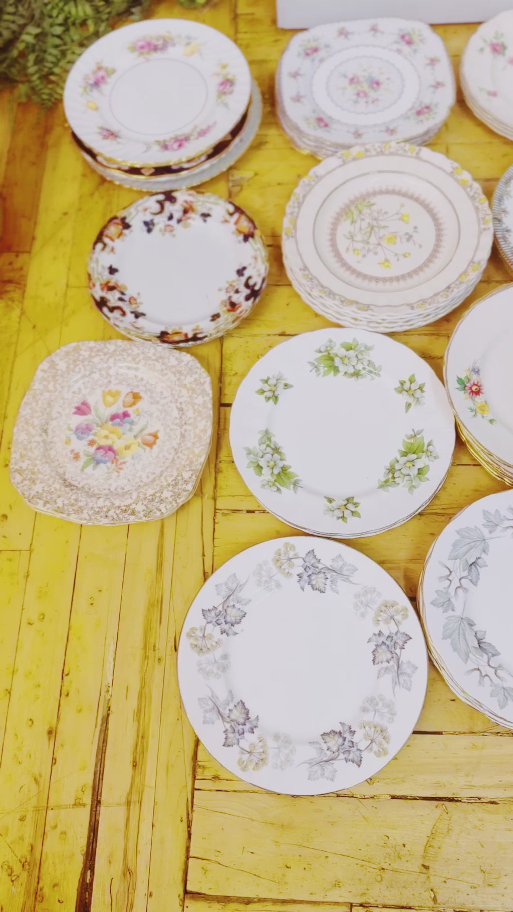 GOAT Vintage Classic Floral Dinner Plate Hardgoods - Vintage, Y2K and Upcycled Apparel